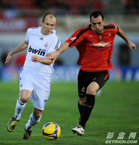 瓦伦西亚绝地反击美国,罗本送出助攻 瓦伦西亚绝地反击美国,罗本送出助攻