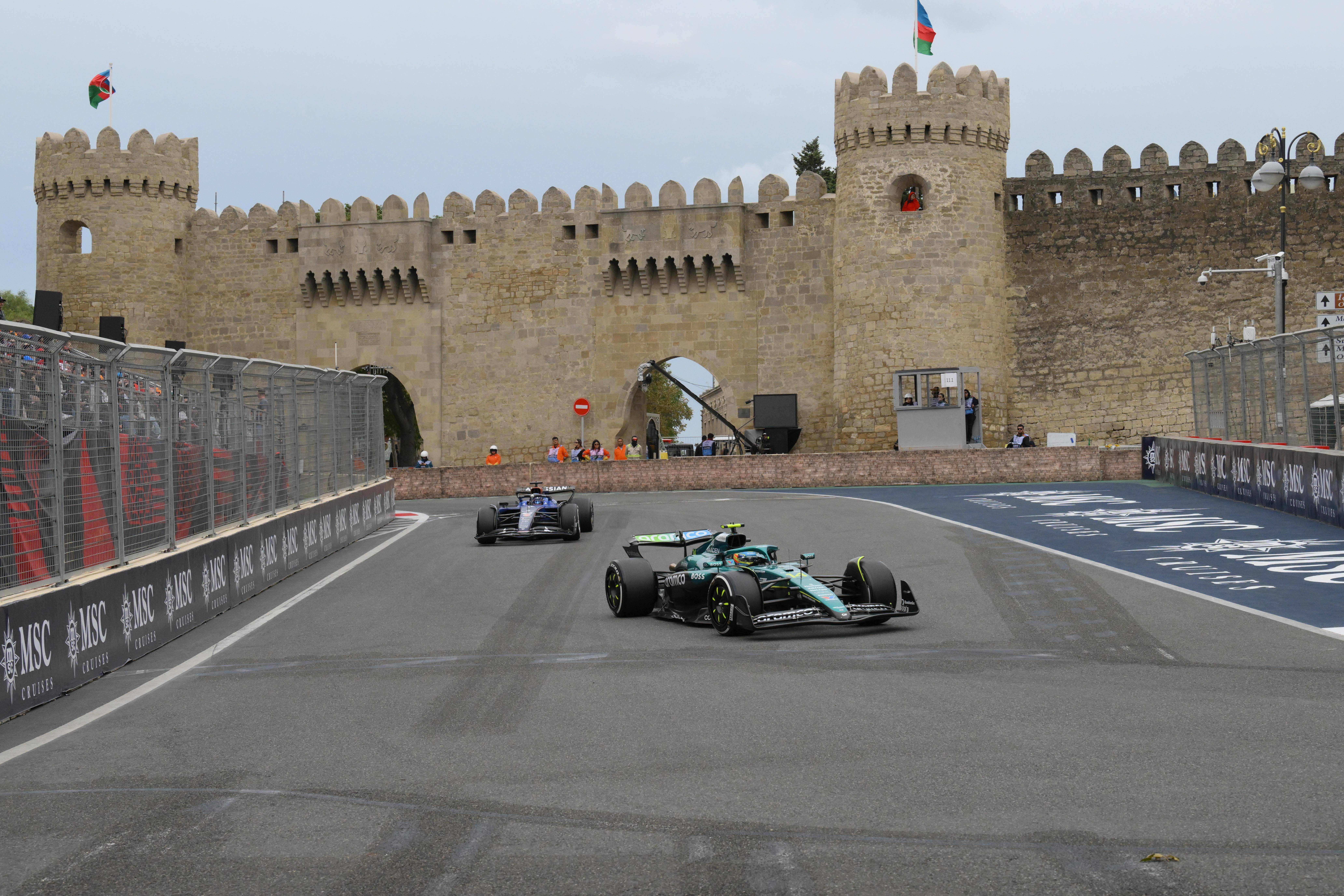 爱游戏下载-红牛车队逆转阿斯顿马丁，塞恩斯点燃赛场